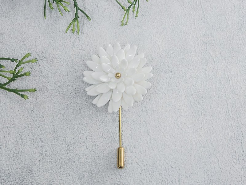 Mum ~ white porcelain flower brooch pin ~ size L. - 胸針/心口針 - 陶 白色