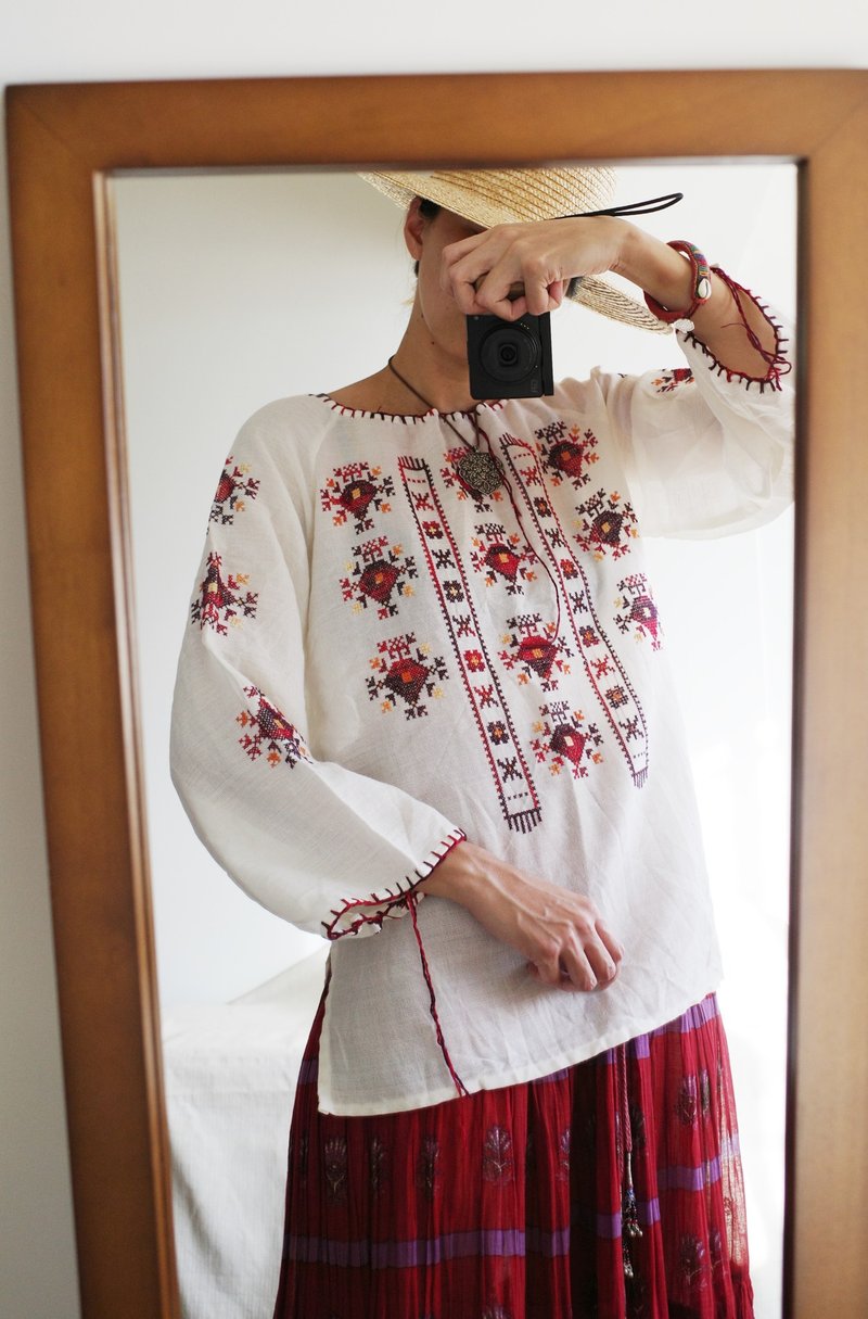 Vintage Slavic ethnic handmade cross-stitch totem top - เสื้อผู้หญิง - ผ้าฝ้าย/ผ้าลินิน 