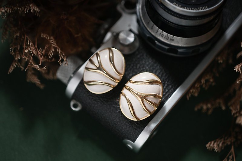 [Old jewelry/Western old pieces] American TRIFARI off-white three-dimensional golden stripes vintage pin earrings - ต่างหู - โลหะ ขาว
