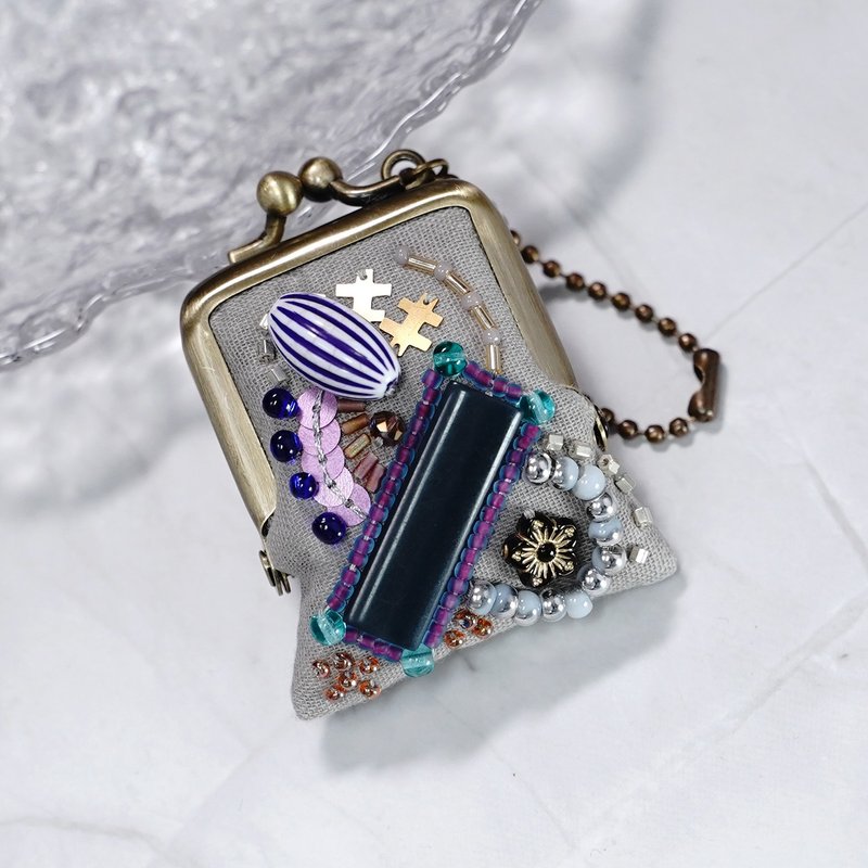 小さなビーズ刺繍のがま口 No.41 グレー ネイビー パープルのガーゼ ネックレス・バッグチャームにも アクセサリーケース 手刺繍の一点物 - 吊飾/掛飾 - 棉．麻 灰色