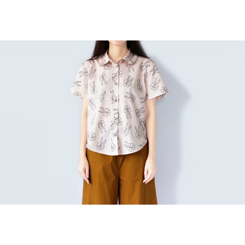 Boat neck shirt with ruffles and rabbit pattern - 女裝恤衫 - 棉．麻 卡其色