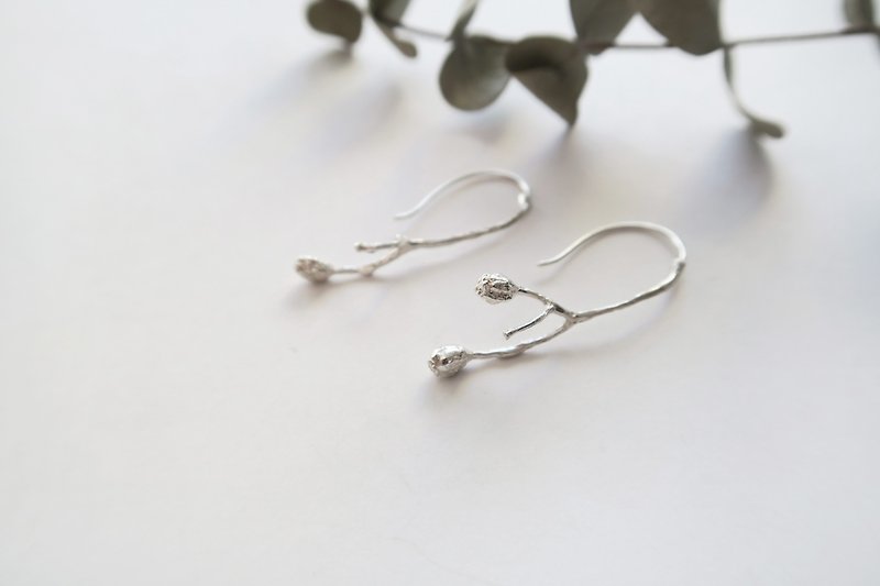 A pair of exclusive forest 925 sterling silver vine fruit asymmetric earrings