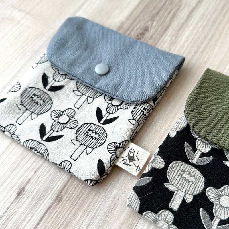 【River】Fangfang storage bag/Japanese fabric/small flower/off-white - กระเป๋าเครื่องสำอาง - ผ้าฝ้าย/ผ้าลินิน สีน้ำเงิน