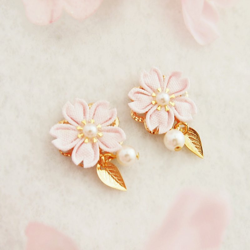 桜のピアス or イヤリング　つまみ細工 - 耳環/耳夾 - 棉．麻 粉紅色