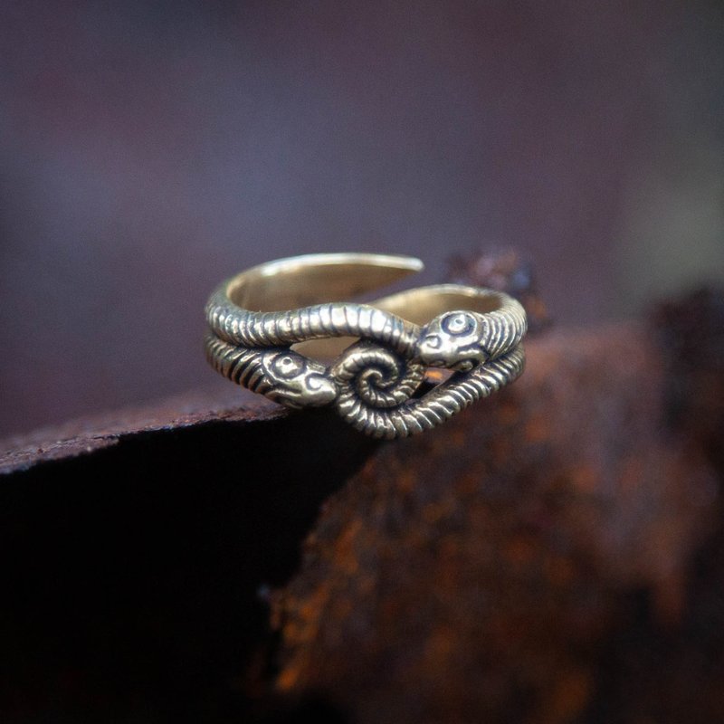 Snake ring. Handmade jewelry. Pagan art. Adjustable ring. Animal jewelry - แหวนทั่วไป - โลหะ สีส้ม