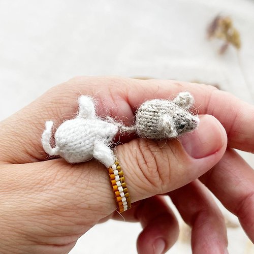 Cute Knit Toy Nimble mouse. Miniature knitting pattern. English and Russian PDF.