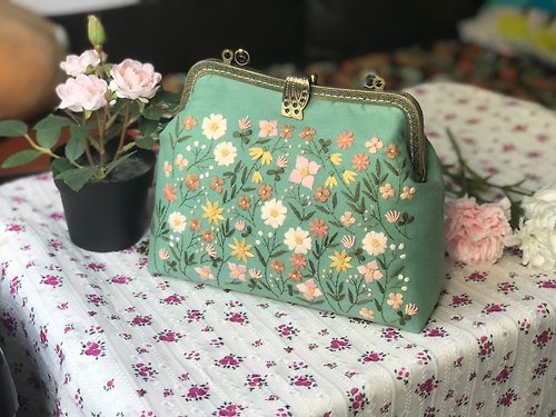 kajonpong kiss lock bag with handle, green Linen, embroidered with flower lover.