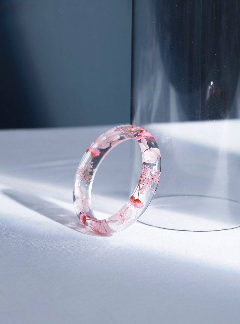 Customized dispensing Epoxy eternal flower without scented hydrangea crystal amber bracelet jewelry with gift box card cherry powder - สร้อยข้อมือ - พืช/ดอกไม้ สึชมพู