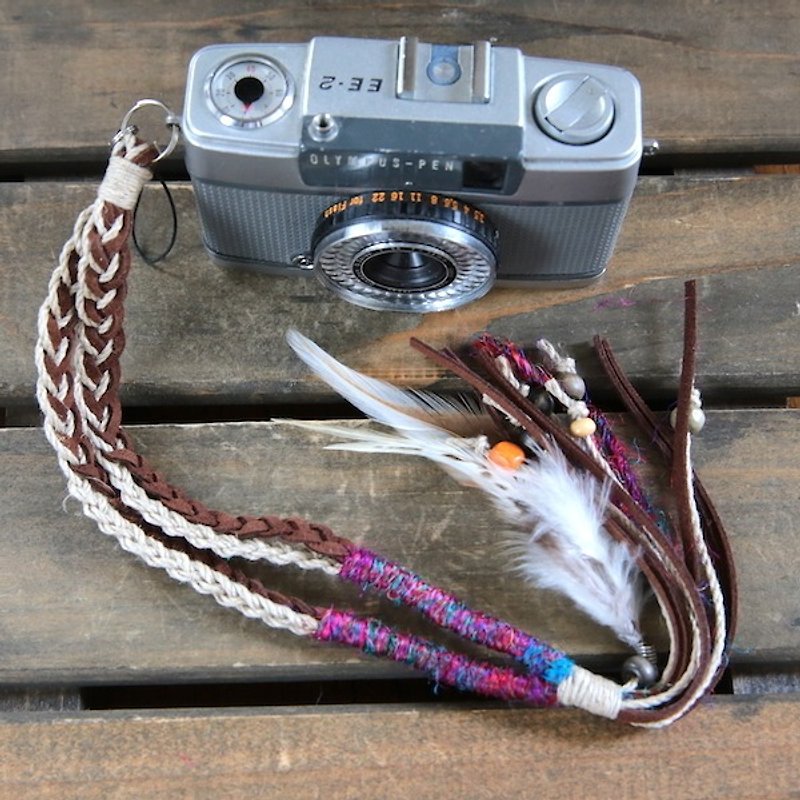羽飾り・ウッドビーズ付き麻とスエード調紐のハンドストラップ - 相機背帶 - 其他材質 咖啡色