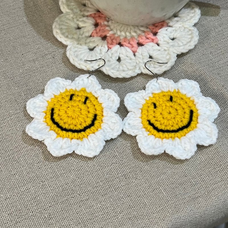 Smiling Sunflower Braided Earrings - ต่างหู - ผ้าฝ้าย/ผ้าลินิน สีเหลือง