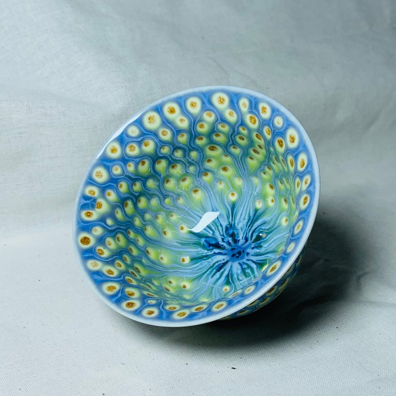 Peacock teacup / Taiwan pottery artist Yu-ning, Chiu - ถ้วย - เครื่องลายคราม หลากหลายสี