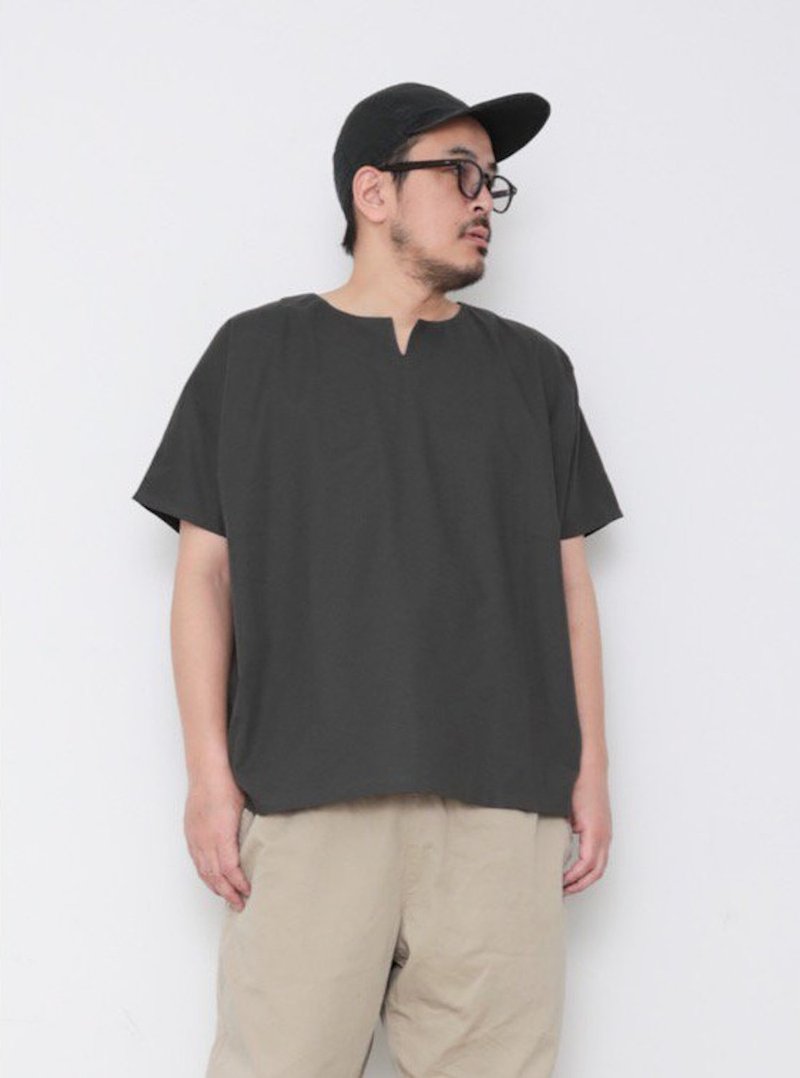 OMAKE.jp 中性鑰匙領短袖上衣OtonShirt 炭灰 - 男 T 恤 - 棉．麻 灰色