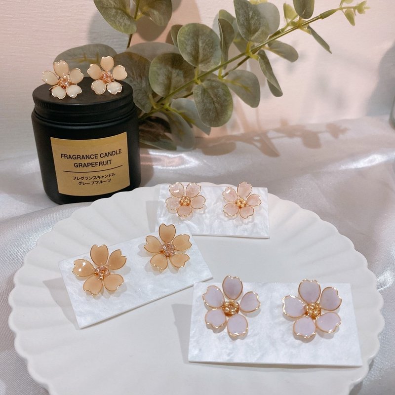 一朵櫻花 / 手作水晶花飾品 - 耳環/耳夾/耳骨夾 - 樹脂 