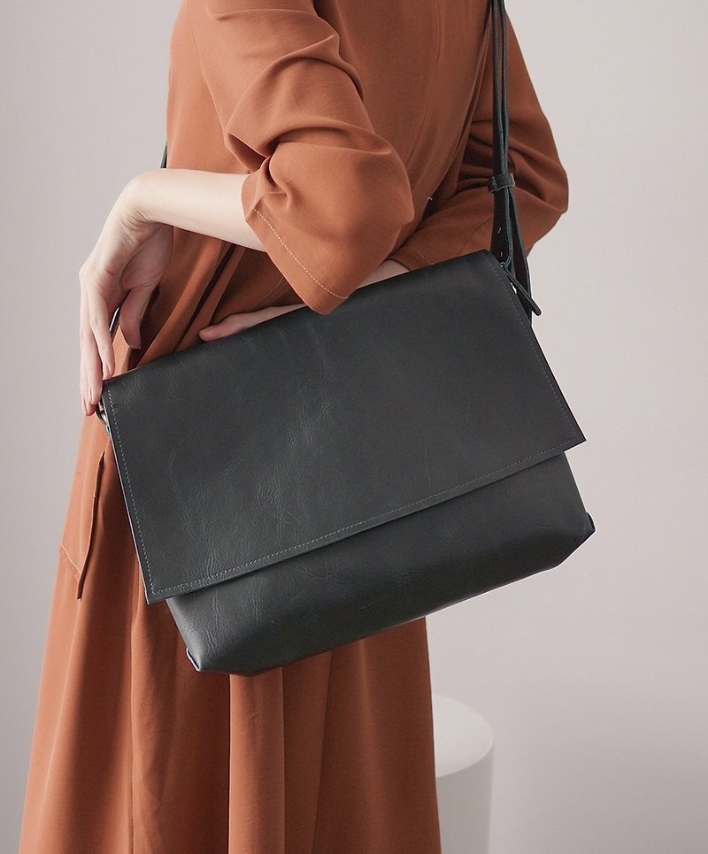 Leather minimalist square dark green flip side shoulder bag - กระเป๋าแมสเซนเจอร์ - หนังแท้ สีเขียว