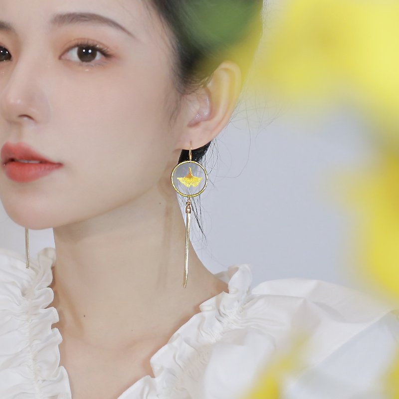 Yuansen handmade pure hand-made double-sided embroidery simple Japanese literary sweet personality embroidery ginkgo leaf earrings - ต่างหู - งานปัก สีเหลือง