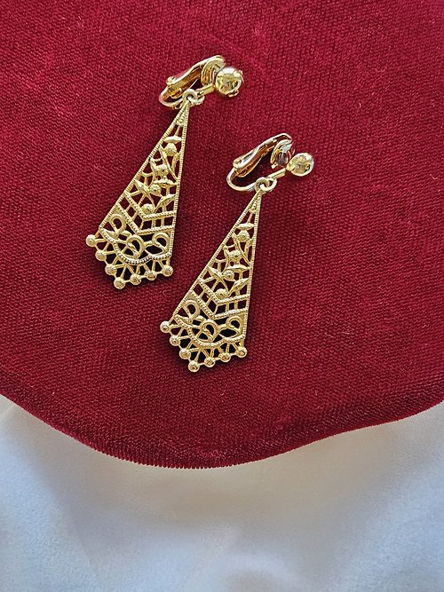 Hale黑爾典藏西洋古董 金色扇形鏤空雕花吊墜夾式耳環/vintage美國西洋古董飾品
