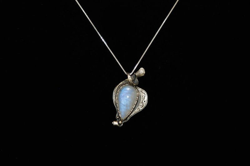 【Series of Crystal】Moonstone silver pendant - Moonlight fruit - สร้อยคอ - เครื่องเพชรพลอย หลากหลายสี
