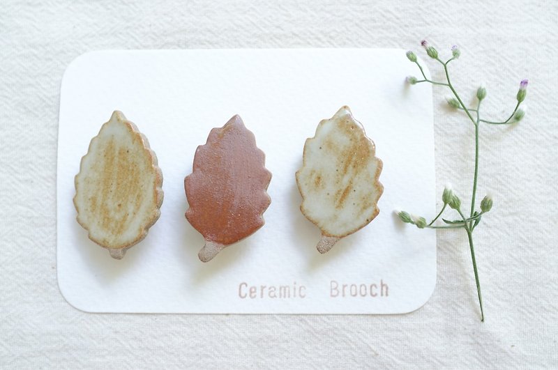 ceramic brooch set - Brooches - Pottery White