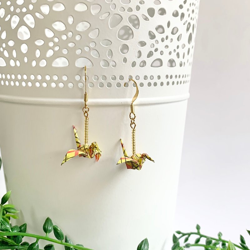 Japanese paper crane gold earring - 耳環/耳夾 - 紙 黃色
