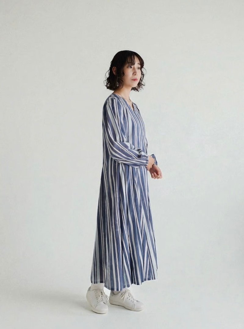 手染めならではの風合いが特徴　Mix stripe　コットンVネックワンピース　navy - 洋裝/連身裙 - 棉．麻 藍色