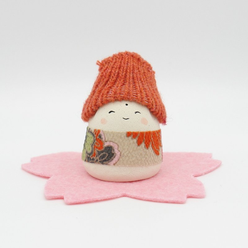 手作り陶人形　お花の敷物付きお地蔵さま - 擺飾/家飾品 - 陶 卡其色