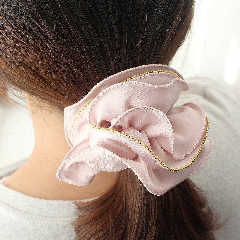 サテンのロマンチックなヘアスクラッチの花のscrunchieのヘアscrunchieとscrunchie - ヘアアクセサリー - その他の素材 ピンク