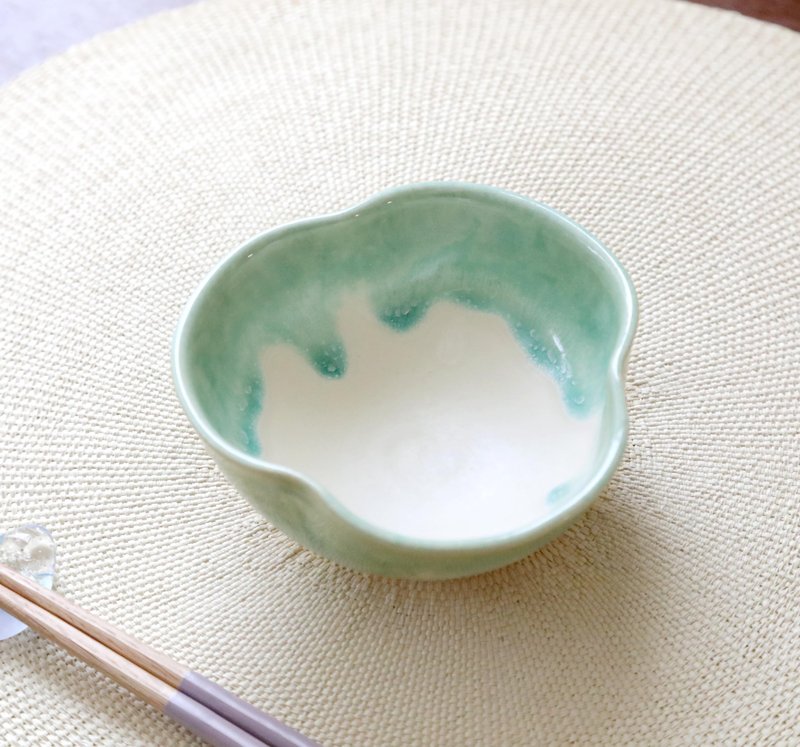 流れるブルーグリーンの三つ葉小鉢 - 碗 - 陶 綠色
