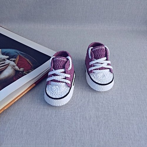 trisha.knits 嬰兒針織短靴運動鞋匡威新生兒棉製成 knitted booties Converse sneakers for newborns made of cotton