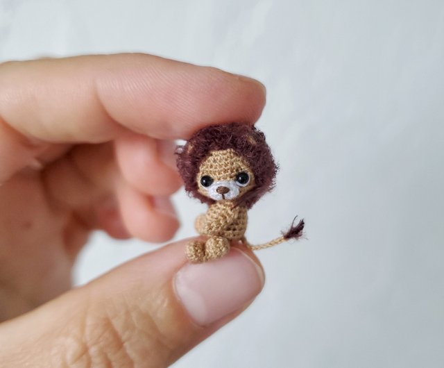 非常に細かいかぎ針編みのライオン。ドールハウスのミニチュア