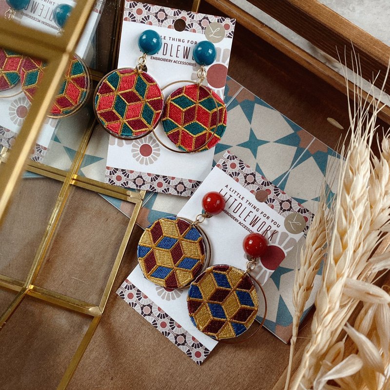 刺繡耳環 | 耳夾 / 耳釘 - 磁磚 - 圓形立方 - 耳環/耳夾/耳骨夾 - 繡線 多色
