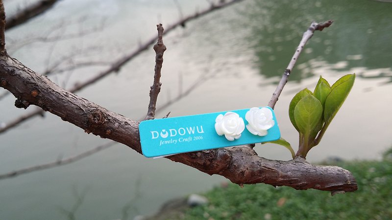 "DODOWU jewelry hand-made light" - a small woman [※ ※ hand-carved romantic lip shell earrings ●] can be changed cramping / 316L steel Allergy - Earrings & Clip-ons - Gemstone White