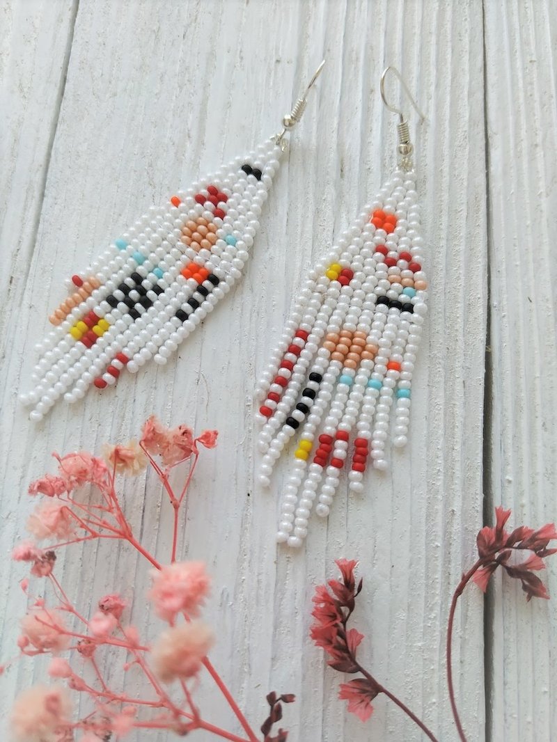 Beaded asymmetric tassel earrings. Mismatched white boho fringe earrings. - 耳環/耳夾/耳骨夾 - 玻璃 白色