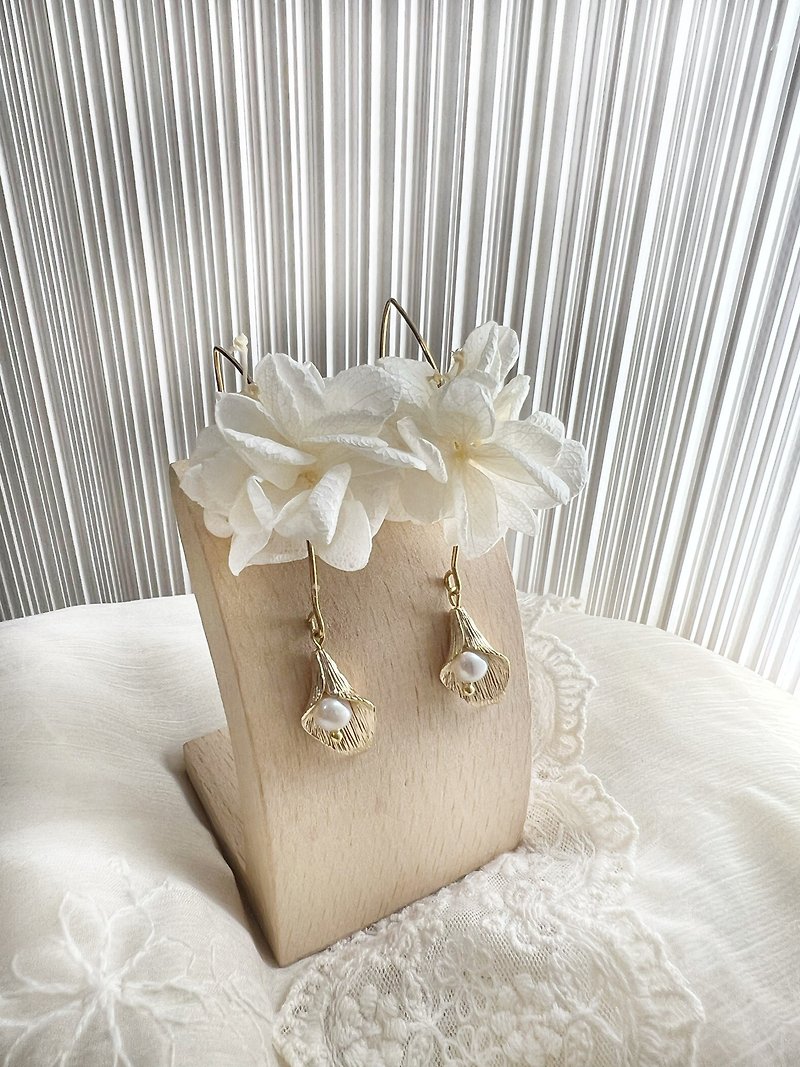 Handmade White Hydrangea Calla Lily floral earrings wedding bridal bridesmaid - Earrings & Clip-ons - Plants & Flowers White