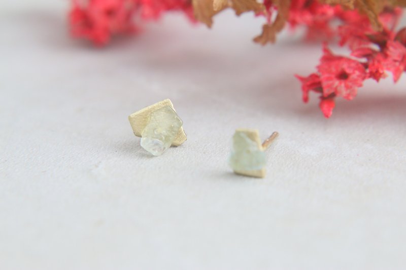 Aquamarine natural stone brass earrings 1060-walking - Earrings & Clip-ons - Gemstone Green