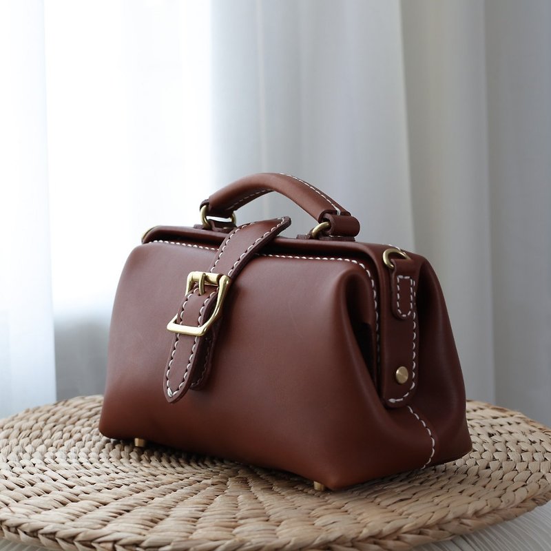 [Tangent faction] The most cinematic horizontal version of the doctor bag in brown - กระเป๋าเอกสาร - หนังแท้ สีนำ้ตาล
