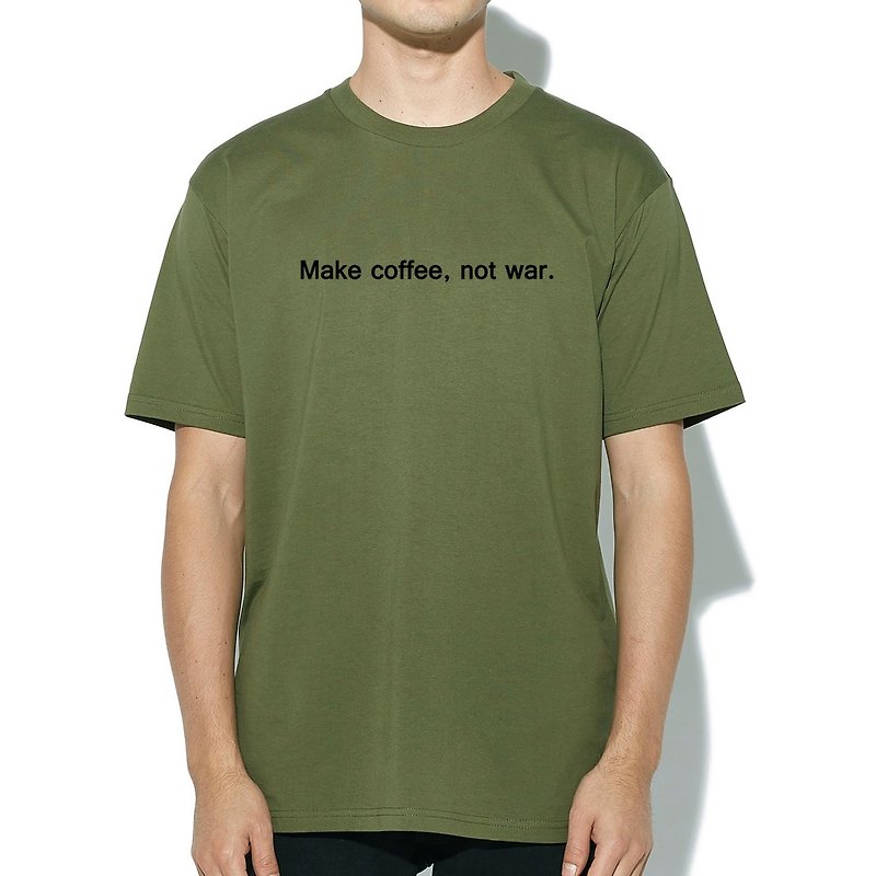 Make coffee not war unisex army green t shirt - เสื้อยืดผู้ชาย - ผ้าฝ้าย/ผ้าลินิน สีเขียว
