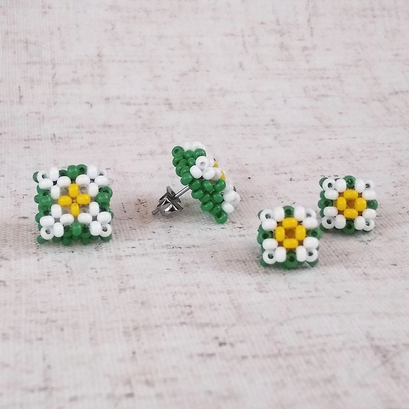 Daisy earrings, beaded flower studs, daisy jewelry, flower earrings, white studs - Earrings & Clip-ons - Other Materials Green