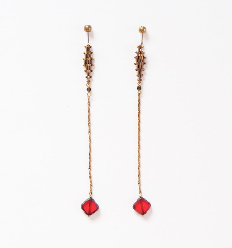 Diamond long chain red glass beads earrings - ต่างหู - โลหะ สีทอง