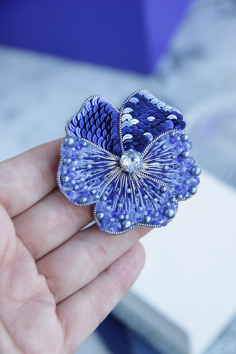 Flower brooch, handmade flower brooch, pansies brooch, handmade flower jewellery - Brooches - Colored Glass Blue