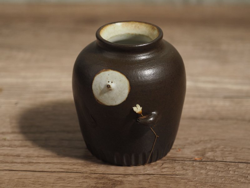 小臉系列-小口花瓶 - 花瓶/花器 - 陶 咖啡色