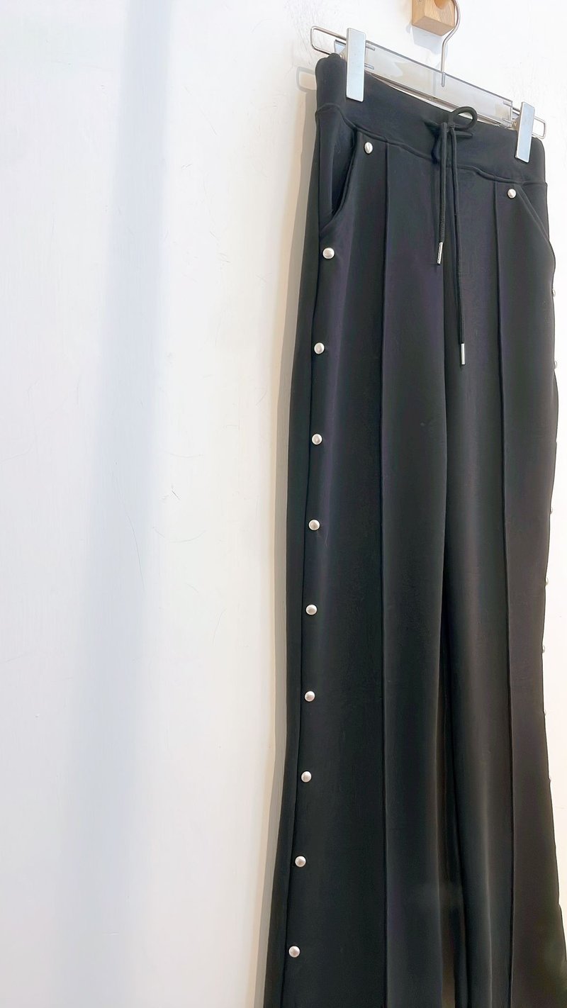 2025fw  黑色有款貼身小喇叭褲 - 女長褲 - 其他材質 