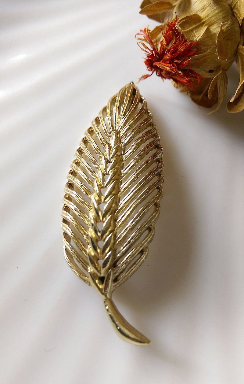 Western antique jewelry. Basket of empty metal leaf pins - เข็มกลัด/พิน - โลหะ สีทอง