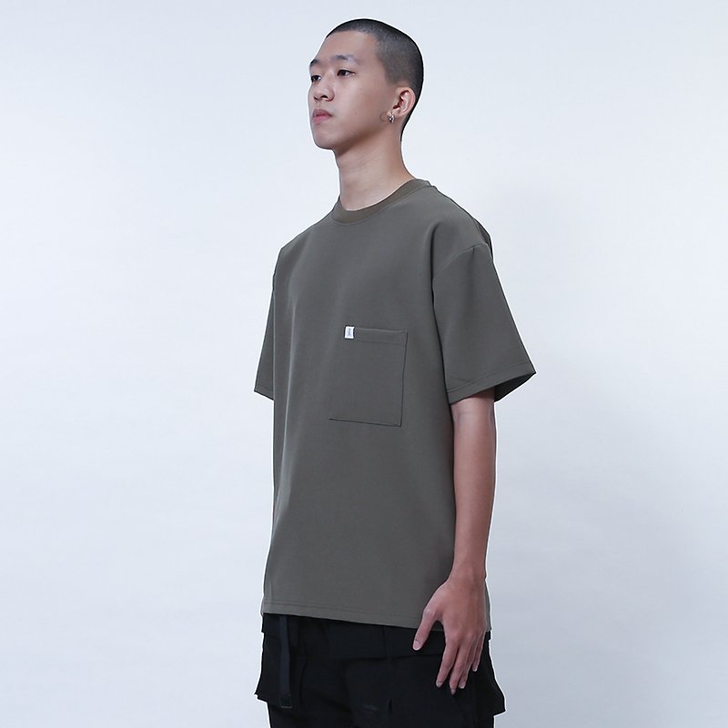 【ionism】口袋Tee軍綠 - T 恤 - 聚酯纖維 綠色