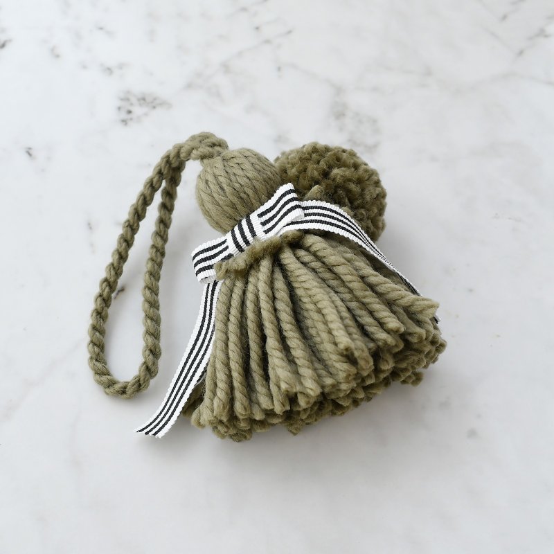Wool tassel rug with pom-poms, large/khaki - 吊飾 - 棉．麻 綠色