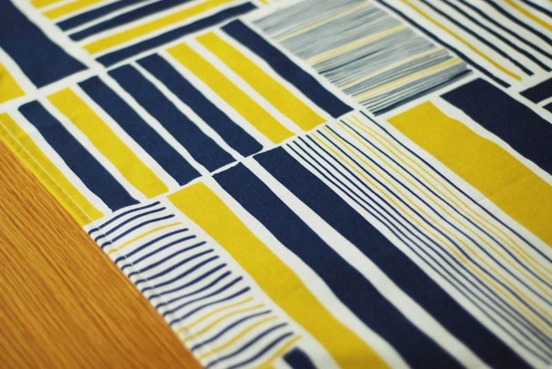 Reduced tablecloth tin house yellow and blue 46 cm x 100 cm - ผ้ารองโต๊ะ/ของตกแต่ง - ผ้าฝ้าย/ผ้าลินิน สีเหลือง
