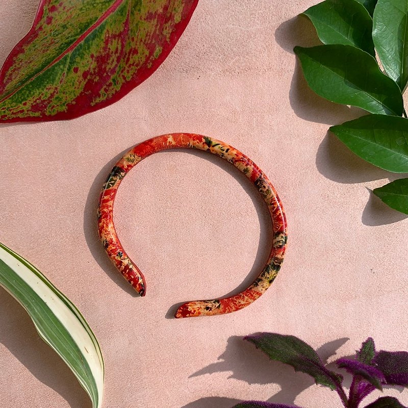 Texture Ivory Cuff Bracelet (unique, handmade, leather bracelet , 2024) - 手鍊/手環 - 真皮 