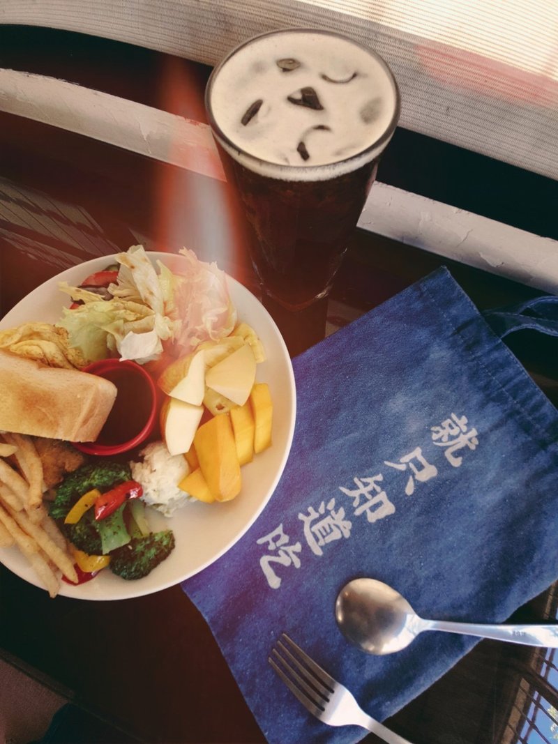 手工藍染  就只知道吃 愛地球購物袋 - 手提包/手提袋 - 棉．麻 藍色