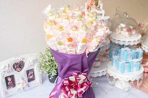 幸福朵朵 婚禮小物 花束禮物 抽取式花束-企鵝QQ軟糖+貓掌棉花糖串X100支+花束底籃(紫)X1個