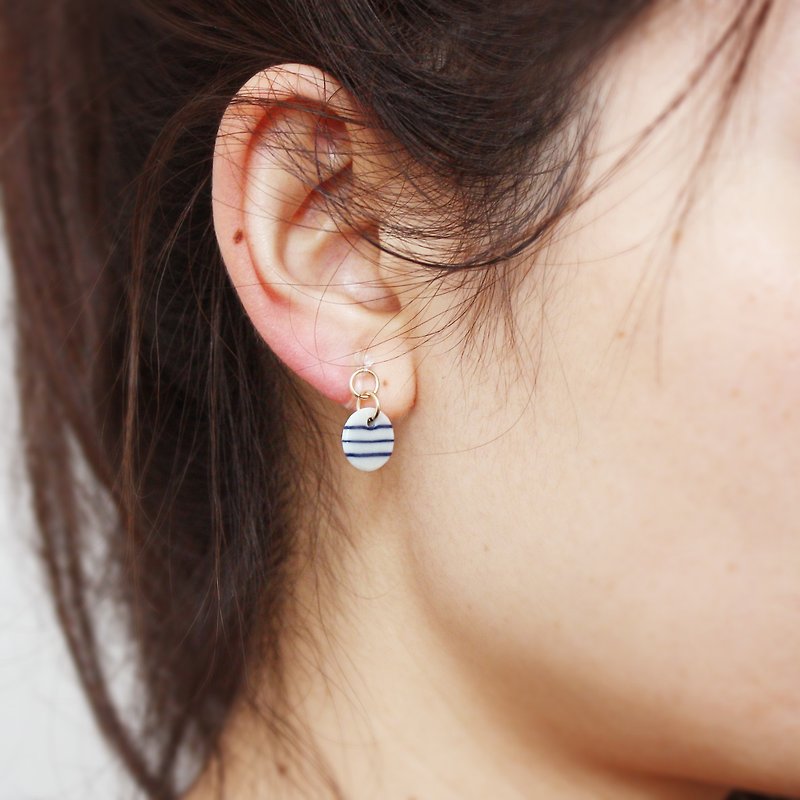 夾式耳環 輕量陶瓷耳環 海軍藍 無痛防敏矽膠耳夾 - 耳環/耳夾 - 瓷 藍色