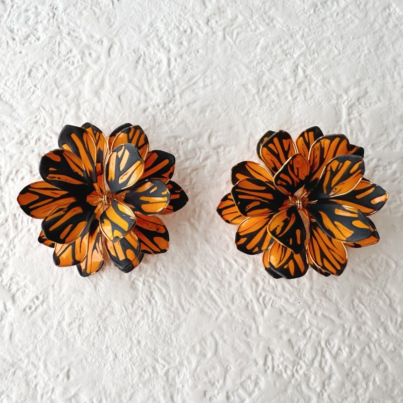 Flower-inspired wire accessories - Earrings & Clip-ons - Other Metals 